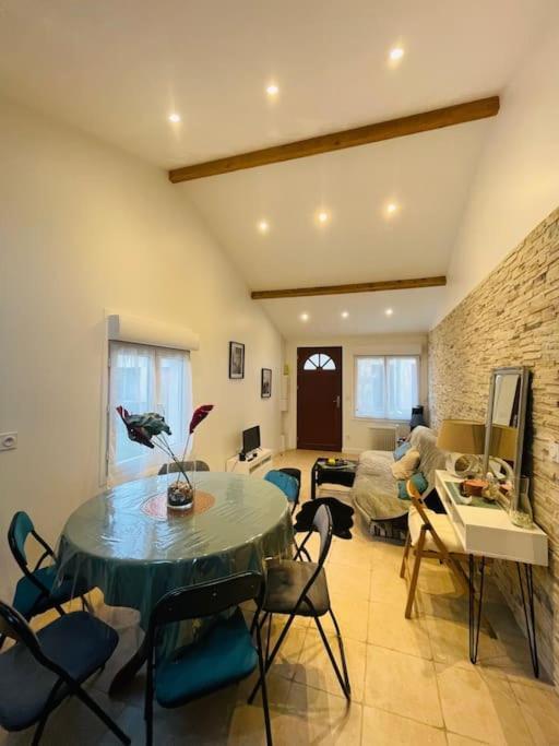 Orly Shelter Apartment Exterior foto